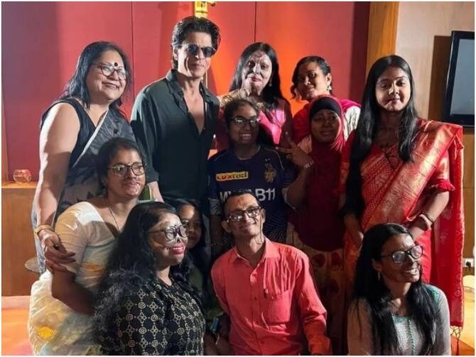 Shah Rukh Khan Met Acid Attack Survivors In Kolkata Pics Viral | Shah Rukh  Khan ने कोलकाता में एसिड अटैक सर्वाइवर्स से की मुलाकात, फैंस बोले- 'किंग ऑफ  हार्ट'