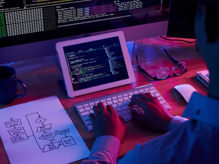 Samsung employees leaked company data now Samsung is working on its own AI chatbot here is why AI Chatbot: खुद के AI चैटबॉट पर काम कर रही दुनिया की ये सबसे बड़ी मोबाइल कंपनी, क्यों? 