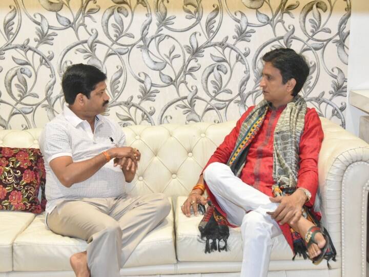 इस तस्वीर के सामने आने के बाद फिर से सियासी कयास लगाए जाने लगे हैं. गौरतलब है कि बीते दिनों कुमार विश्वास को बीजेपी से एमएलसी का ऑफर दिए जाने की बात सामने आई थी.