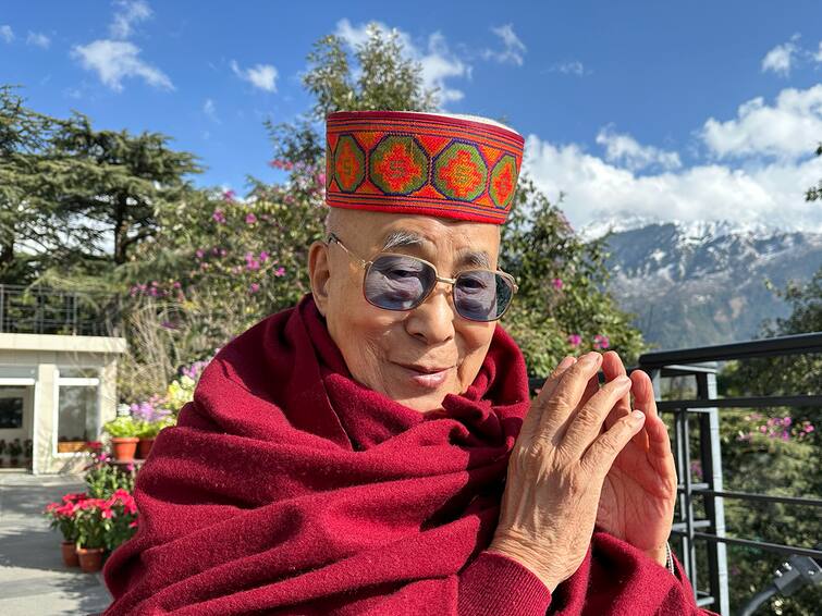 the dalai lama trolled on twitter for viral video apologises to boy and family Dalai Lama: व्हायरल व्हिडीओमुळे दलाई लामा अडकले वादाच्या भोवऱ्यात; मागावी लागली माफी