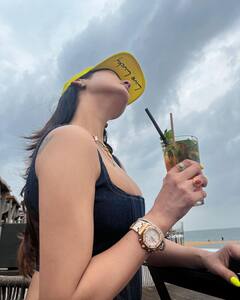 సోనల్ చేతిలో గ్లాస్, బీచ్‌లో రిలాక్స్