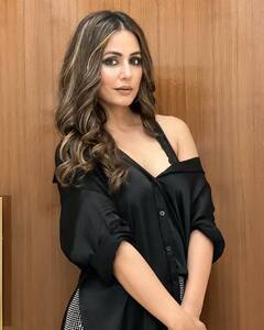 Outfit: કેમેરાની સામે ફરીથી Hina Khanએ બતાવ્યો કિલર લૂક, શર્ટ નીચે કરીને આપ્યા આવા હૉટ પૉઝ, ભડક્યા ફેન્સ......