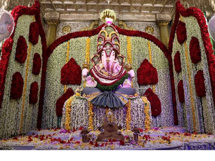 Dagdusheth Halwai Ganpati Ganpati : मोगऱ्याच्या सुवासिक फुलांसह गुलाब, लीली, चाफा, झेंडूच्या फुलांची आरास श्रीमंत दगडूशेठ हलवाई गणपती मंदिरात वासंतिक उटी मोगरा महोत्सवानिमित्त करण्यात आली.