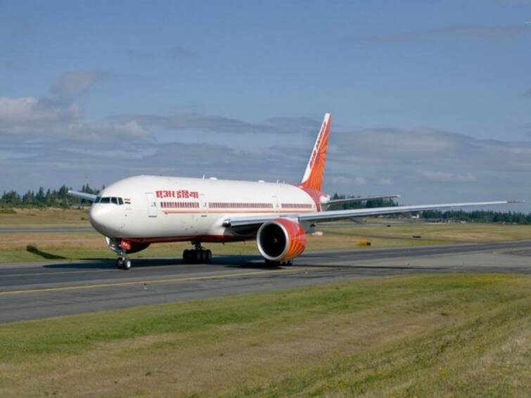 Airlines air indian flight to london returns to delhi after passenger harms cabin crew நடுவானில் பரபரப்பு.. அடிதடி சண்டை.. அவசரமாக தரையிறங்கிய விமானம்.. என்ன நடந்தது?