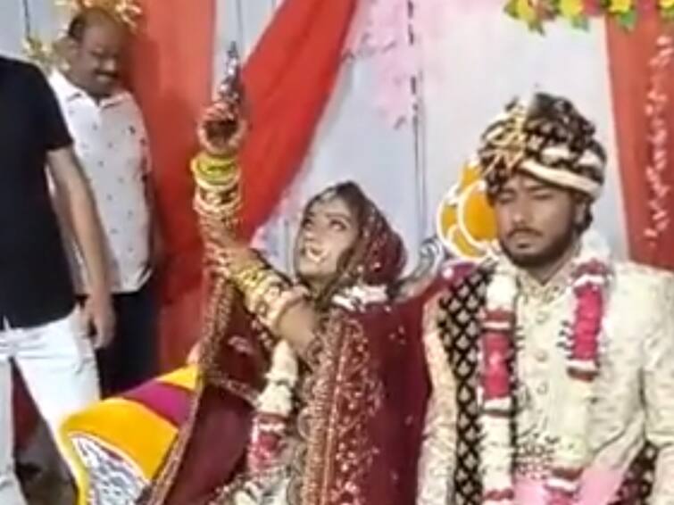 UP Bride Fires in Air on Stage During Wedding in Hathras Grooms Reaction gets Viral Watch: மணமேடையில் திடீரென துப்பாக்கியை எடுத்து சுட்ட மணமகள்… கமுக்கமாக அமர்ந்திருந்த மணமகன்!