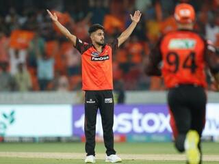 Video:पंजाब किंग्स के खिलाफ उमरान मलिक ने तोड़ी गिल्लियां, राहुल त्रिपाठी ने पूछा- 'क्या टेनिस बॉल से भी तोड़े स्टंप्स?'