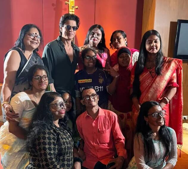 Shah Rukh Khan : शाहरुख खानचे अ‍ॅसिड हल्ल्याचा शिकार झालेल्या लोकांसोबतचे फोटो सोशल मीडियावर व्हायरल होत आहेत.