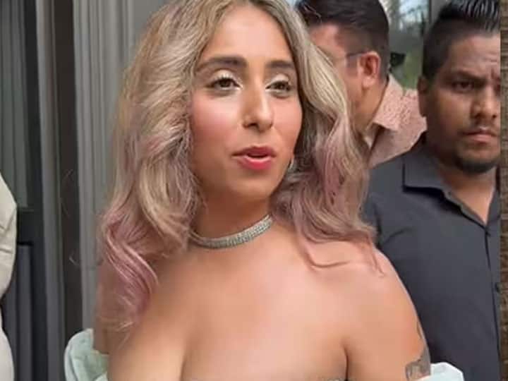 रिवीलिंग टॉप पहनने पर ट्रोल हुईं Neha Bhasin, यूजर्स बोले- उर्फी जावेद तो बेचारी फालतू में बदनाम है Neha Bhasin massively trolled for wearing revealing off shoulder crop top netizens say sister of Urfi Javed रिवीलिंग टॉप पहनने पर ट्रोल हुईं Neha Bhasin, यूजर्स बोले- उर्फी जावेद तो बेचारी फालतू में बदनाम है