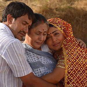 निरहुआ को नर्वस होता देख अमिताभ बच्चन ने उन्हें सबसे पहले कंफर्टेबल महसूस करवाया और फिर शूटिंग करनी शुरू की.