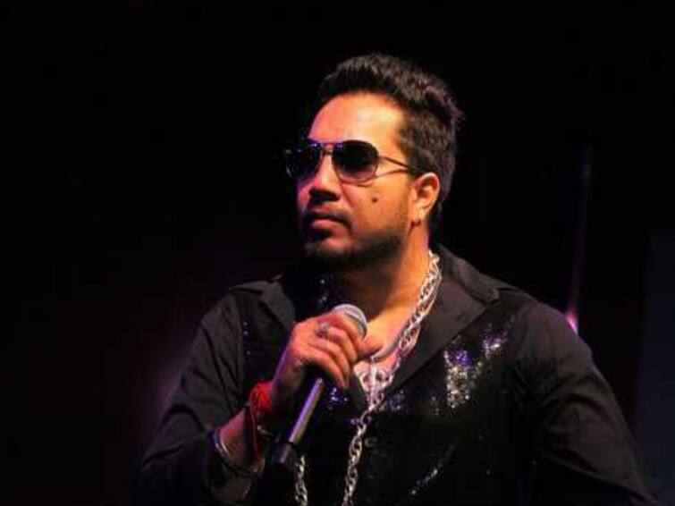Singer Mika Singh moves HC to quash 2006 case for forcibly kissing Rakhi Sawant Singer Mika Singh And  Rakhi Sawant: राखी सावंत चुंबन प्रकरणी मिका सिंहची मुंबई उच्च न्यायालयात धाव; एफआयआर रद्द करण्याची याचिकेतून मागणी