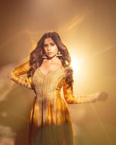 Sai Tamhankar: साडी, नथ अन् गजरा; सईच्या मराठमोळ्या लूकनं वेधलं लक्ष