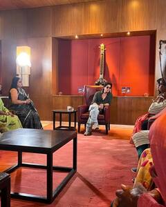 Shah Rukh Khan Meets Acid Attack Survivors In Kolkata; Fans Hail Him As 'King Of Hearts' | PICS