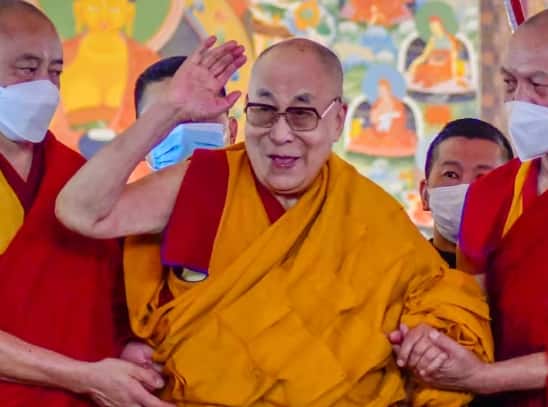 dalai-lama-issues-apology-after-controversy-emerged-on-video-of-him-kissing-a-child Dalai Lama Apologises: ਦਲਾਈ ਲਾਮਾ ਵਲੋਂ ਬੱਚੇ ਨੂੰ ਕਿਸ ਕਰਨ ਦੇ ਵੀਡੀਓ 'ਤੇ ਸੀ ਹੋਇਆ ਵਿਵਾਦ, ਬਿਆਨ ਜਾਰੀ ਕਰਕੇ ਮੰਗੀ ਮਾਫੀ