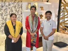 मंत्री नंद गोपाल गुप्ता नंदी के बाद BJP सांसद साध्वी निरंजन ज्योति के साथ दिखे कुमार विश्वास, सियासी अटकलें शुरू