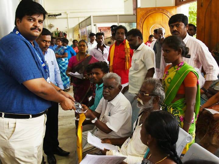 கரூர் மாவட்டத்தில் 95 பயனாளிகளுக்கு ரூ.15,68,730 மதிப்பில் அரசு நலத்திட்டம் Government welfare scheme worth Rs.15,68,730 in Karur district TNN கரூர் மாவட்டத்தில் 95 பயனாளிகளுக்கு ரூ.15,68,730 மதிப்பில் அரசு நலத்திட்டம்