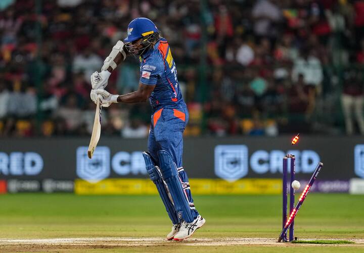 213 धावांचा पाठलाग करताना लखनौची सुरुवात निराशाजनक झाली. फॉर्मात असलेला काइल मायर्स खातेही न उघडता बाद झाला. मोहम्मद सिराज याने मायर्सचा त्रिफाळा उडवला. त्यानंतर केएल राहुल आणि दीपक हुड्डा यांनी डाव सावरण्याचा प्रयत्न केला. पण वेन पॉर्नेल याने लखनौला एकापाठोपाठ दोन धक्के दिले. दीपक हुड्डा 9 धावांवर बाद झाला तर कृणाल पांड्याला खातेही उघडता आले नाही. 23 धावांवर लखनौने तीन विकेट गमावले होते. त्यानंतर मार्सक्स स्टॉयनिस याने फटकेबाजी केली. पण कर्णधार केएल राहुल याला पुन्हा मोठी खेळी करता आली नाही. राहुल अवघ्या 18 धावांवर बाद झाला. यासाठी राहुलने 20 चेंडू खर्च केले. राहुल आतापर्यंत फॉर्मात दिसलेला नाही.