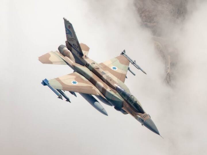 Israel hit multiple military targets in Syria in response to six rockets fired into territory it controls escalation in regional tensions Israel Vs Syria: सीरिया के रॉकेट हमलों के जवाब में इजरायल ने फाइटर जेट से बरसाए बम, क्षेत्रीय तनाव में हुआ इजाफा