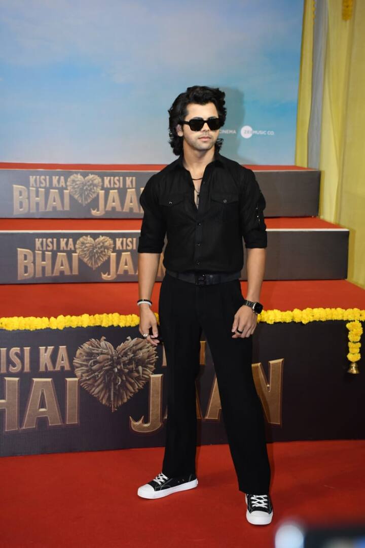 इस दौरान टीवी एक्टर अभिषेक निगम भी आए. अभिषेक ऑल-ब्लैक ड्रेस में नजर आए थे. फिल्म में उनका भी एक अहम रोल है.