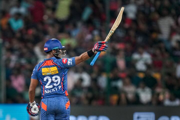 दरम्यान, नाणेफेक गमावून प्रथम फलंदाजी करणाऱ्या विराट कोहली, ग्लेन मॅक्सवेल आणि फाफ डु प्लेसिस यांच्या तुफानी खेळीपुढे लखनौची दाणादाण उडाली. आरसीबीने निर्धारित 20 षटकात दोन गड्यांच्या मोबद्लायत 212 धावांपर्यंत मजल मारली. विराट कोहली, ग्लेन मॅक्सवेल आणि फाफ डु प्लेसिस यांनी अर्धशतकी खेळी केली. लखनौकडून एकाही गोलंदाजाला लौकिकास साजेशी कामगिरी करता आली नाही. फाफ डु प्लेसिस आणि ग्लेन मॅक्सवेल यांनी शतकी भागिदारी केली.