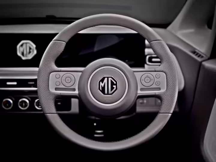 एमजी मोटर इंडियाने त्यांच्या आगामी इलेक्ट्रिक कार MG Motor च्या इंटीरियरचा फोटो शेअर केला आहे. या फोटोतून ही इलेक्ट्रिक कार हाय-टेक असेल याची कल्पना येतेय या कारचं इंटिरियर काहीसं Apple iPods शी जुळते.