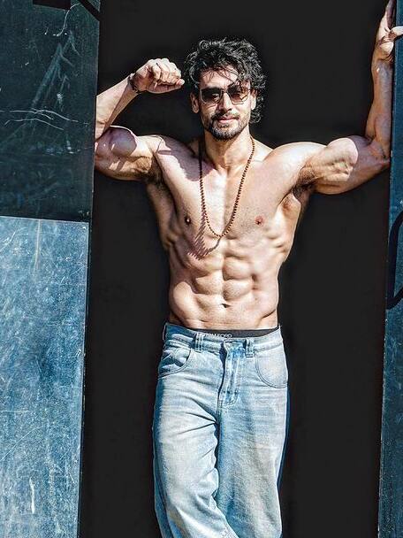 टाइगर श्रॉफ की तरह चाहते हैं एब्स और बाइसेप्स? अपनाएं ये तरीका