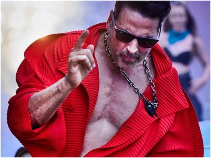 Akshay Kumar trolled for dancing shirtless with  Mouni Roy and Sonam Bajwa Video Viral 'अंकल थोड़ी तो मर्यादा रखो'...मौनी रॉय-सोनम बाजवा के साथ शर्टलेस होकर डांस करने पर ट्रोल हुए Akshay Kumar
