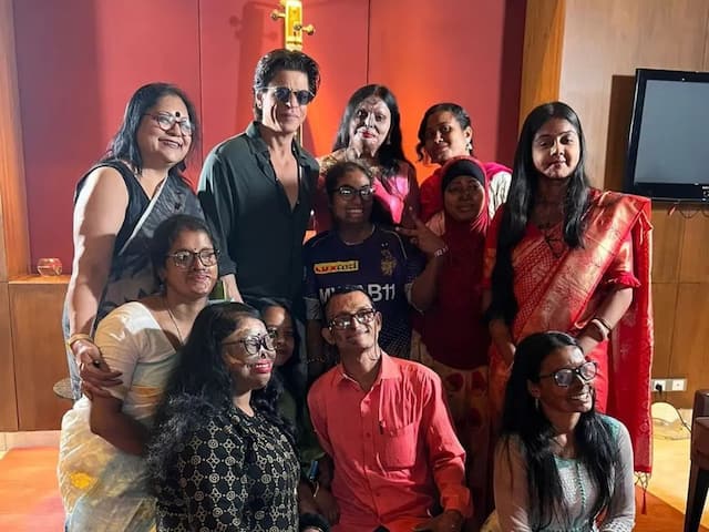 Shah Rukh Khan Meets Acid Attack Survivors In Kolkata; Fans Hail Him As 'King Of Hearts' | PICS