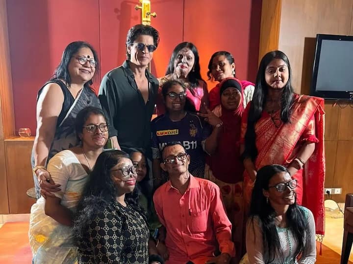 Recently, Shah Rukh Khan travelled to Kolkata for his team's Indian Premier League (IPL) game. While there, he met with some acid attack survivors who are associated with his Meer Foundation.