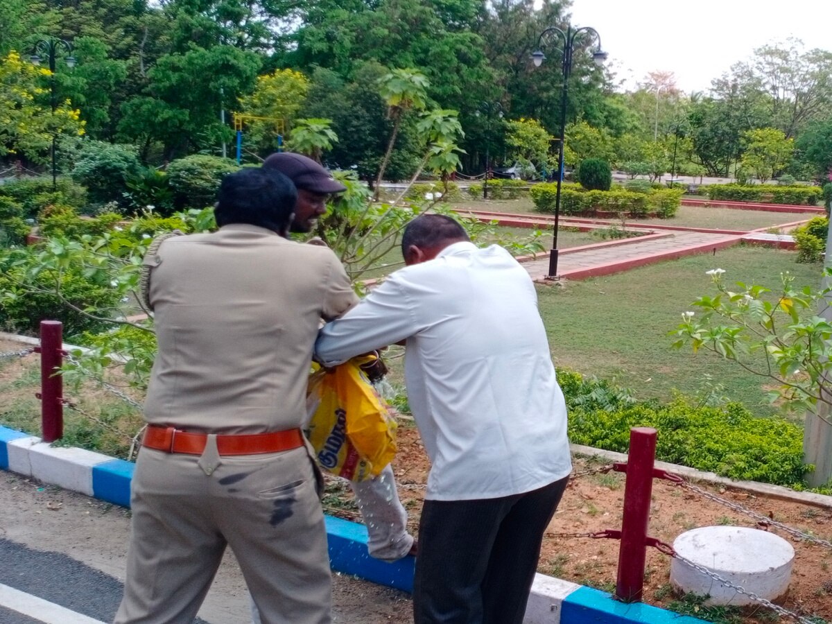 திருவண்ணாமலையில் குழந்தையுடன் விவசாயி கலெக்டர் அலுவலகத்தில் தீக்குளிக்க முயற்சி