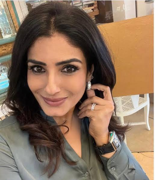 इतना ही नहीं रवीना टंडन 21 साल की उम्र में ही मां बन गई थी और जब कि उनकी शादी भी नहीं हुई थी. बता दें कि उस समय दोनों बेटियां पूजा और छाया सिर्फ और सिर्फ 11 और 8 साल की बताई जाती हैं.