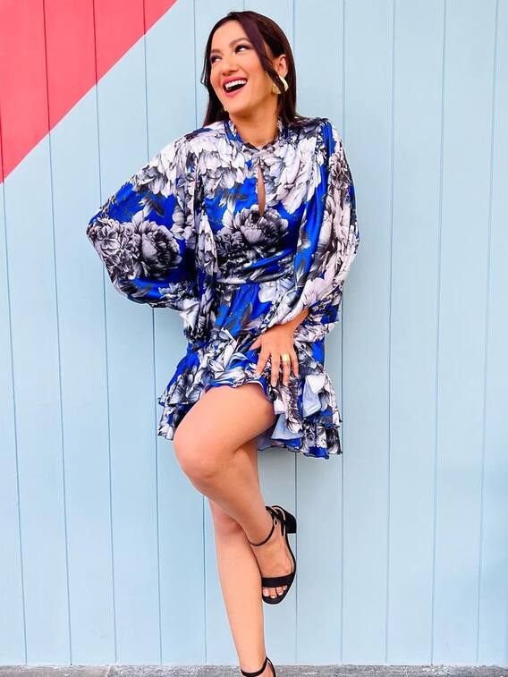 फ्लोरल शॉर्ट ड्रेस में गौहर खान