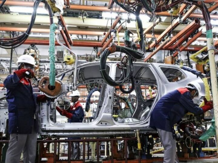 Auto Industry Sale Growth Could be Effected in FY24 due to unseasonal rain and high interest rate Auto Industry Sale Growth: बेमौसम बारिश और उच्च ब्याज दर से बढ़ी ऑटो इंडस्ट्री की टेंशन, वाहनों की बिक्री में हो सकती है कमी 