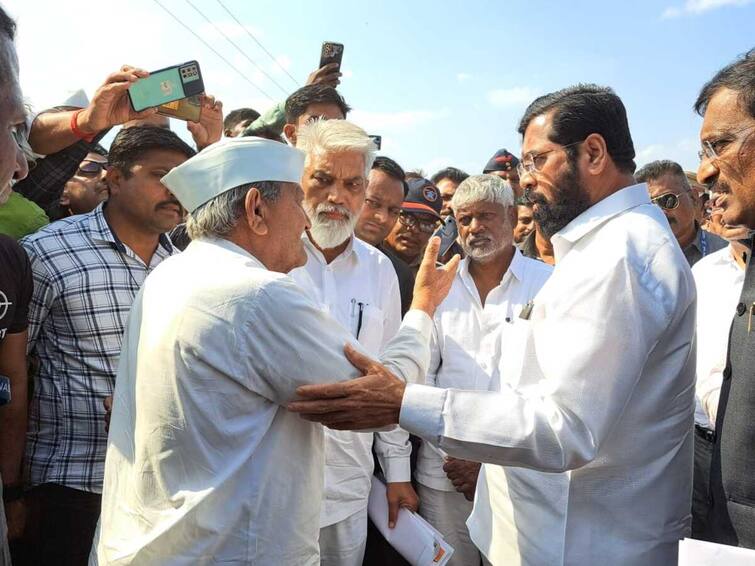 maharashtra nashik news Chief Minister Eknath Shinde inspects damaged crops in Baglan taluka due to unseasonal rains Nashik Ekanth Shinde : शेतकऱ्यांनी बांधावरच मांडला अवकाळीचा पाढा, मुख्यमंत्री एकनाथ शिंदे म्हणाले.... 