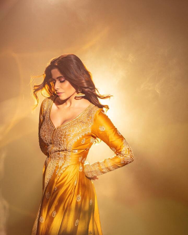 सईच्या आगामी चित्रपटांची प्रेक्षक उत्सुकतेने वाट बघत आहेत.