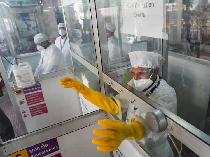 In Mumbai’s JJ Hospital also, Covid mock drills were conducted to check the preparedness amid the surging cases in the state. The use of face masks has been made mandatory for employees, patients and visitors in all civic-run hospitals in Mumbai. (Source: PTI)