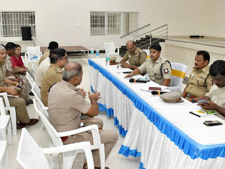 சிறுவர்கள் வாகனம் ஓட்டுவதை தவிர்க்க பெற்றோர்களை அழைத்து பேசிய கரூர்  எஸ்பி