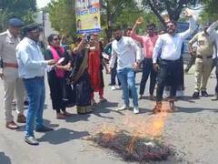 उज्जैन में किया गया पंडित प्रदीप मिश्रा का पुतला दहन, FIR दर्ज कराने की उठी मांग, जानें पूरा मामला