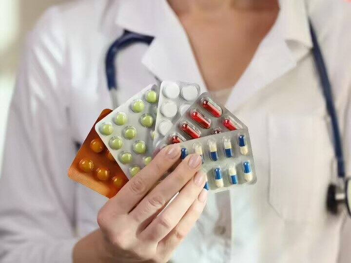 क्या आप भी इन दिनों अंधाधुन कर रहे हैं पैरासिटामॉल का सेवन...जान लीजिए एक दिन में कितनी गोलियां खाना सही है how many paracetamol is safe to eat in a day know from expert क्या आप भी इन दिनों अंधाधुन कर रहे हैं पैरासिटामॉल का सेवन...जान लीजिए एक दिन में कितनी गोलियां खाना सही है