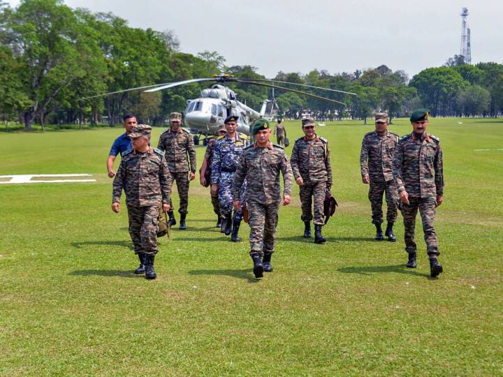 CDS Anil Chauhan Reviews Operational Situation in Forward Areas of North to East Indian Army all set to give befitting reply to China PLA India-China Tension: चीन ने की कोई भी हरकत तो भारत देगा मुंहतोड़ जवाब! जानिए लद्दाख से सिक्किम तक भारतीय सेना की क्या है तैयारी