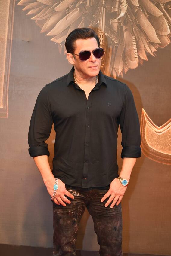 কালোয় 'এভারগ্রীন' সলমন