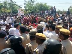 नए जिलों की घोषणा कर क्या फंस गए सीएम गहलोत? भरतपुर में ग्रामीणों ने किया विरोध प्रदर्शन