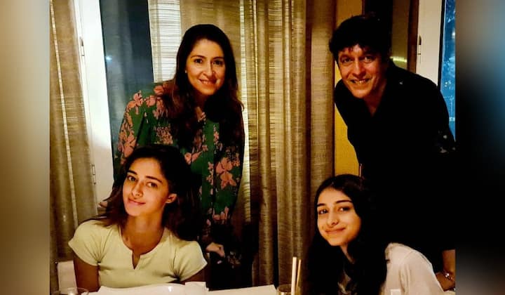 Chunky Pandey lives in Pali Hill area of ​​Mumbai with his beautiful wife and star daughter Ananya Pandey.