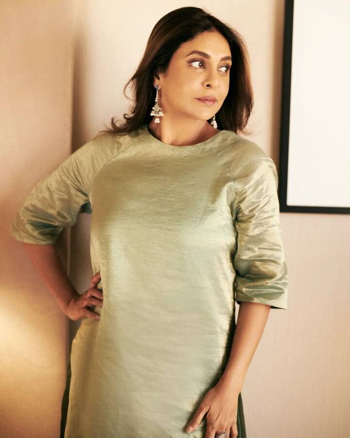 इन्स्टाग्रामवर शेफालीला 879K फॉलोवर्स आहेत. तिच्या सोशल मीडियावरील पोस्ट अनेकांचे लक्ष वेधतात. वेगवेगळ्या लूकमधील फोटो ती सोशल मीडियावर शेअर करते.