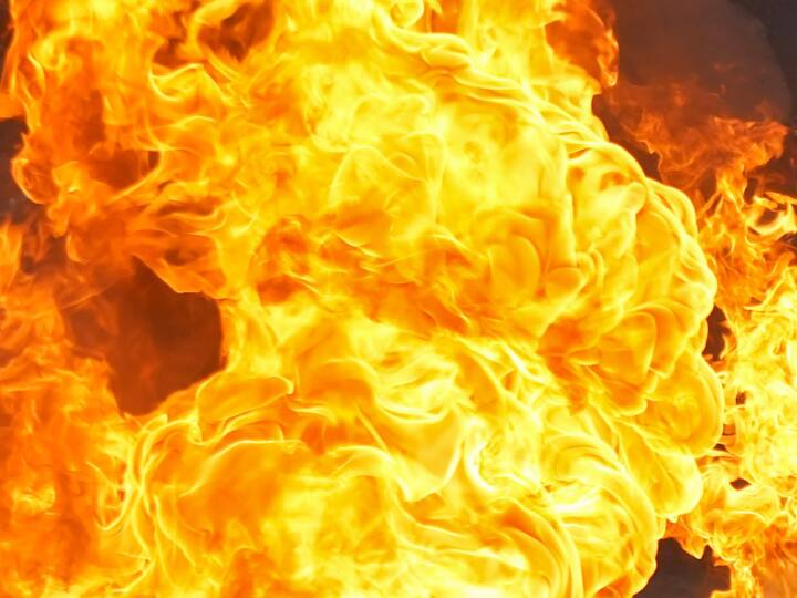 Punjab Grandfather and granddaughter trapped fire in Fazilka villagers stop funeral and saved his life Punjab: फाजिल्का में ग्रामीणों ने पेश की मिशाल, आग की लपटों में घिरे दादा-पोती को अंतिम संस्कार रोक कर बचाया