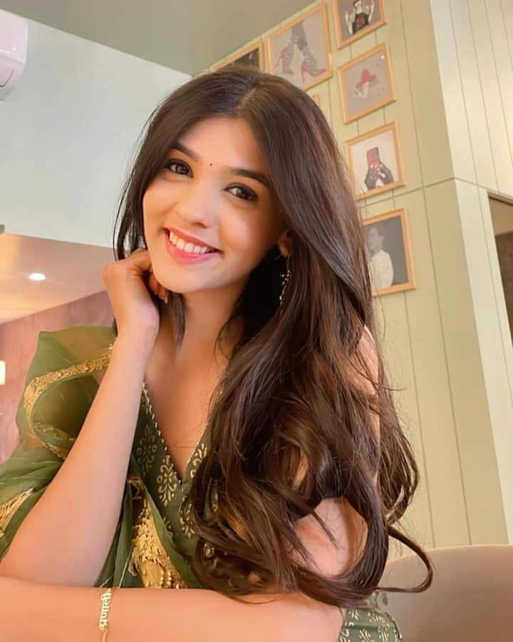 प्रणाली राठौड़ एड्स से भी अच्छा पैसा बनाती हैं. वह कम दौलतमंद नहीं हैं. उनकी कुल संपत्ति 1 करोड़ रुपये बताई जाती है. 26 की उम्र में इतना पैसा कमा पाना कोई आम बात नहीं.