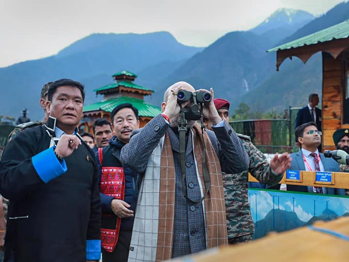 Amit Shah Arunachal Pradesh Visit: किबिथू में गृह मंत्री शाह ने कहा कि वह युग चला गया जब भारत की सीमावर्ती भूमि का कोई भी अतिक्रमण कर सकता था. अब इसकी क्षेत्रीय अखंडता पर बुरी नजर से देखने का कोई दुस्साहस नहीं कर सकता. अब सुई की नोक के बराबर भूमि तक का अतिक्रमण नहीं किया जा सकता है. उन्होंने कहा कि यह थलसेना और भारत तिब्बत सीमा पुलिस (ITBP) के पराक्रम ने सुनिश्चित किया है.