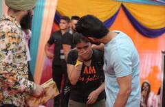 Parmish Verma: ਪਰਮੀਸ਼ ਵਰਮਾ ਨੂੰ ਮਿਲ ਕੇ ਫੀਮੇਲ ਫੈਨ ਹੋਈ ਇਮੋਸ਼ਨਲ, ਪਰਮੀਸ਼ ਨੇ ਅੱਗੋਂ ਝੁਕਾ ਦਿੱਤਾ ਸਿਰ, ਦੇਖੋ ਤਸਵੀਰਾਂ