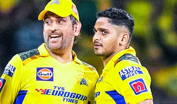 आयपीएल 2022 (IPL 2022) च्या मेगा लिलावात चेन्नई सुपर किंग्सने तुषार देशपांडेला त्याच्या 20 लाखांच्या किंमतीला विकत घेतलं होतं. गेल्या मोसमात चेन्नई संघाने तुषारला केवळ दोन सामन्यांत खेळण्याची संधी दिली होती. ज्यामध्ये तो एक विकेट घेण्यात यशस्वी ठरला.