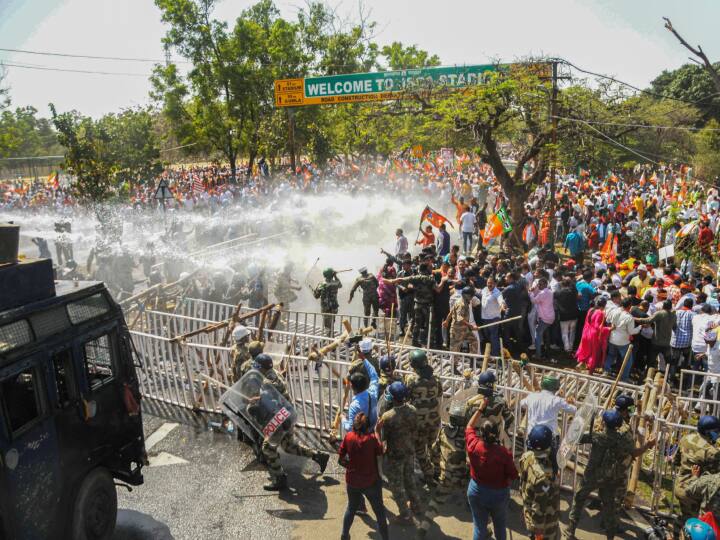 Jharkhand BJP Protest: झारखंड की हेमंत सोरेन सरकार की विफलता के खिलाफ बीजेपी ने मंगलवार(11अप्रैल) को राज्य सचिवालय के घेराव की कोशिश की, इस दौरान पार्टी कार्यकर्ताओं व पुलिस के बीच झड़प हुई.