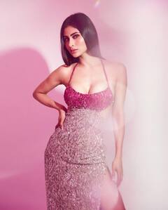 Mouni Roy Photos:  બેકલેસ ડ્રેસમાં મૌની રોયે આપ્યા કિલર પોઝ